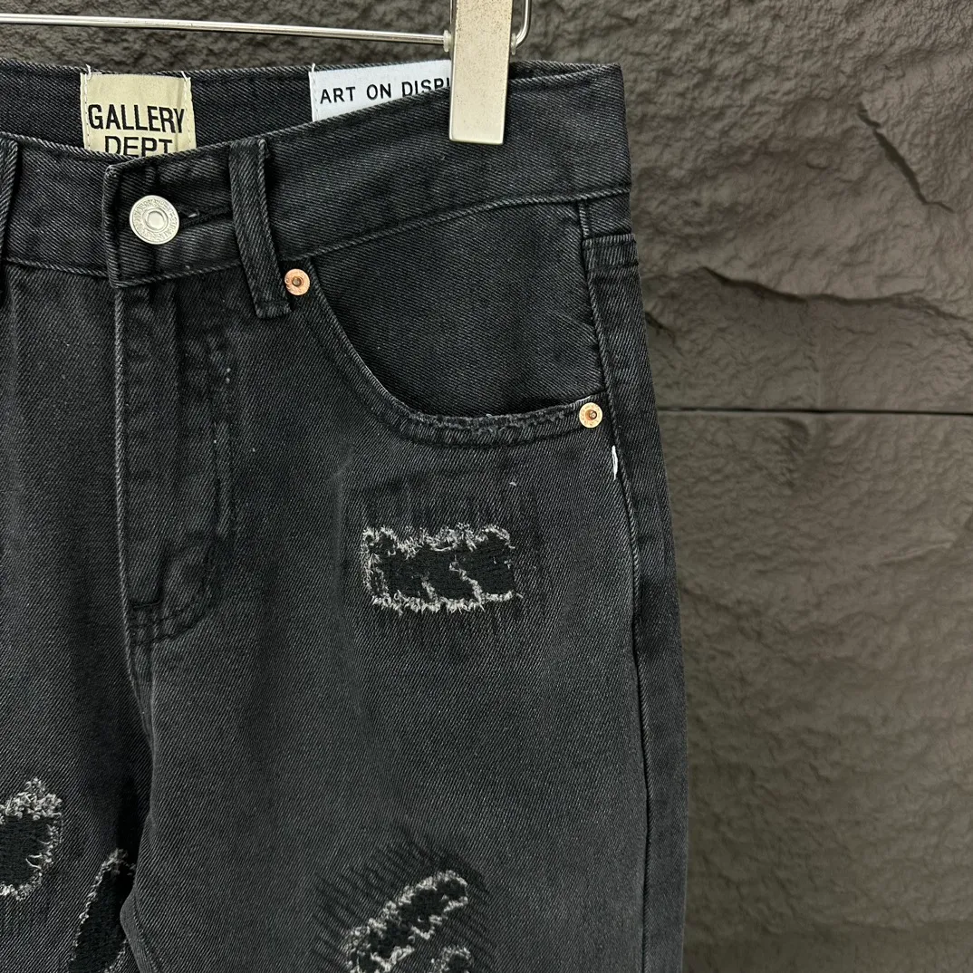 P260 GALLERY DEPT. 2024 new heavy-duty ripped embroidered couple's style washed jeans 🔥High version🔥High version🔥Top ceiling quality Styles with different washed textures are very friendly to people with thin legs and thick legs. The straight version is very flattering to the leg shape. Moderate length that never goes out of style, easy to match with casually, basic styling for various styles, a must-have in the wardrobe! The fabric is stiff but also makes the upper body soft without losing texture. The washing process is even more perfect. It is a must-have item for everyone! ! ! Washed wheat, hang tag, pants label, complete with three labels Color: washed black Size: 28, 30, 32, 34, 36 (equivalent to S-2XL)